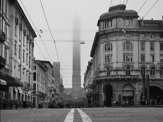 Possiamo davvero entrare a far parte della storia di Bologna, non solo accontentarci di ricordarla e rispecchiarla.