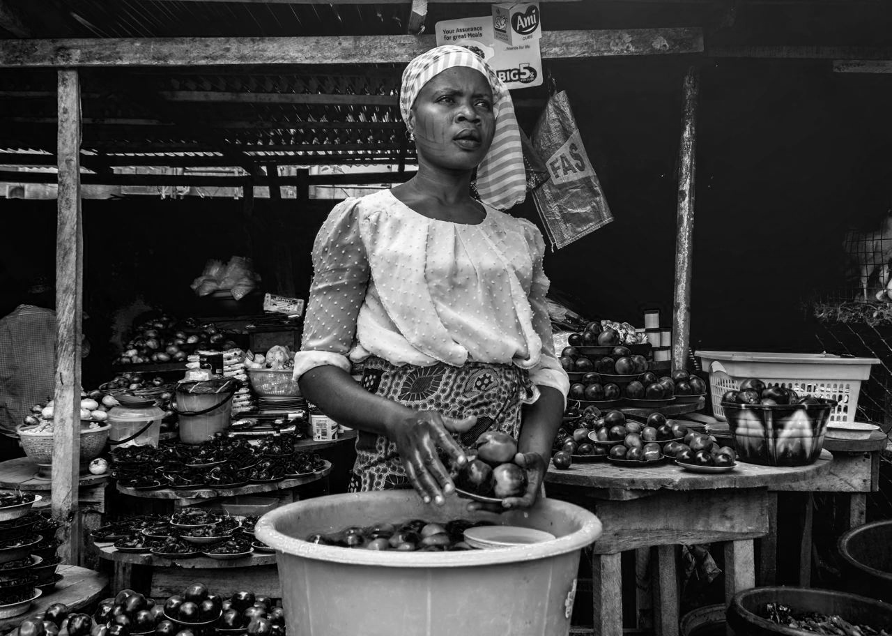 In Africa, di fronte all'indifferenza dello Stato, l'organizzazione informale dei rapporti di produzione assume un peso politico notevole.