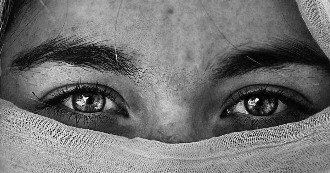 Nonostante il Corano non parli né di burqa né di niqab, è ammissibile che siano le persone a decidere come debba vestirsi una minoranza?