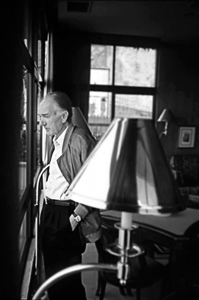 “Fare della letteratura” non deve considerarsi un gioco. Thomas Bernhard lo sa bene: ci dimostra quanto sia doloroso immergersi nelle fredde viscere della realtà e quanto sia rischioso creare un’opera d’arte, correndo il rischio di sprofondare insieme ad essa.